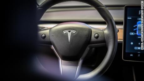 Tesla's latest Autopilot feature slows down for green lights as well