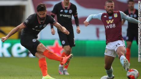 Chelsea's French striker Olivier Giroud scored his team's winning goal while deflecting his shot from the trunk of the challenging Conor Hourihane to defeat Orjan Nyland in his Aston Villa goal. 