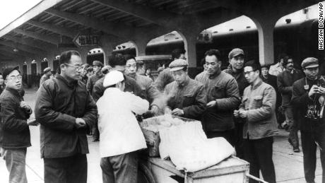 Chinese travelers buy their breakfasts at a street vendor at Chunghow Railway Station in 1975. Premier Li Keqiang suggested that more street vendors could help fix an upcoming business crisis.