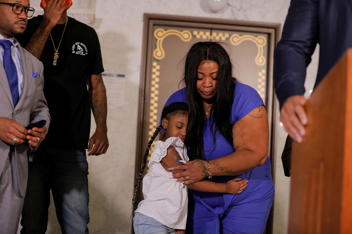 George Floyd's 6-year-old daughter appears next to the crying mother
