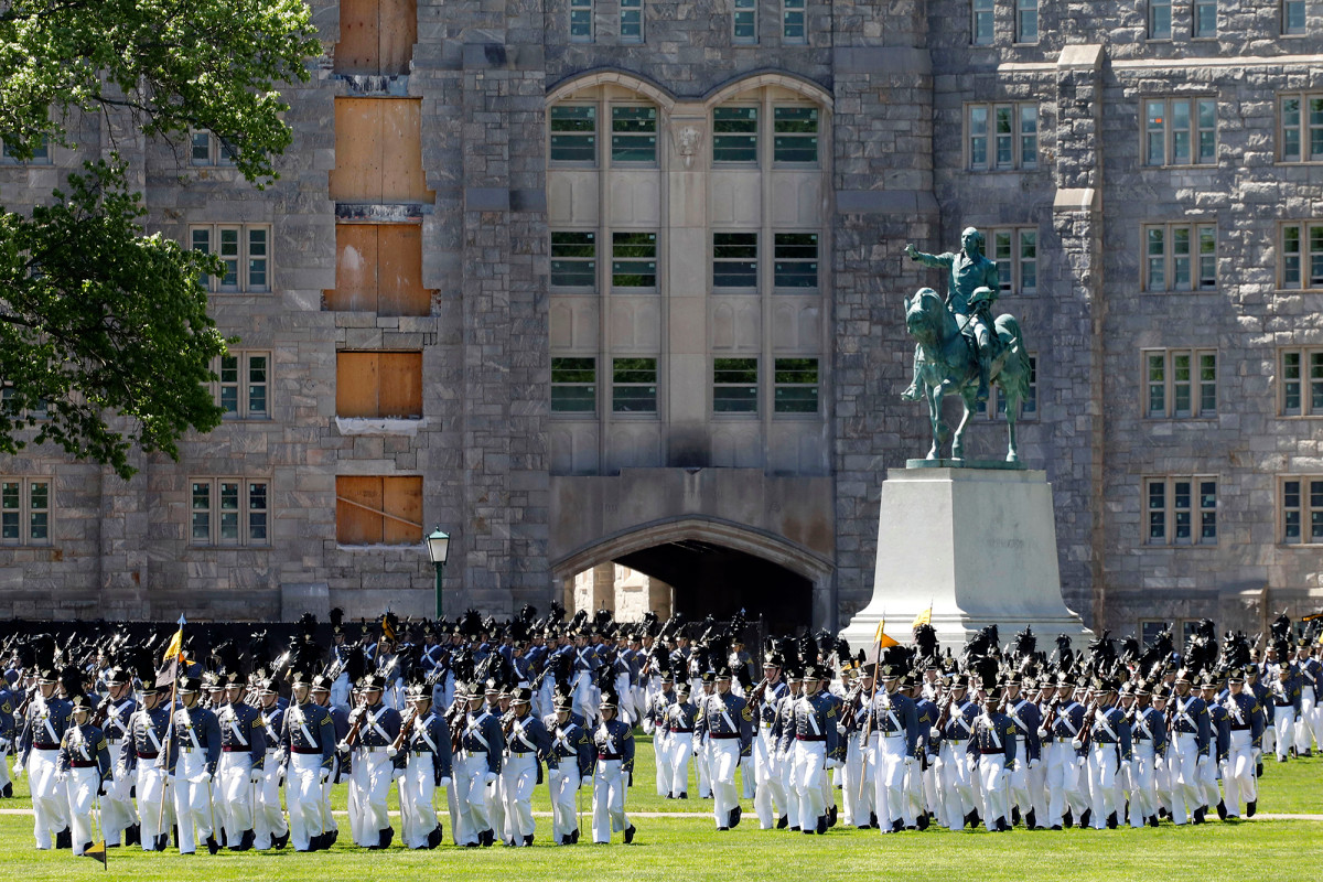 Trump gives West Point start address