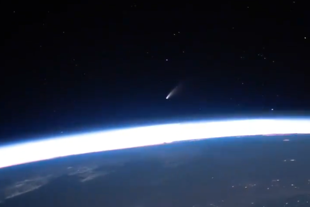 ISS astronaut captures mind-blowing video of Comet Neowise soaring past Earth