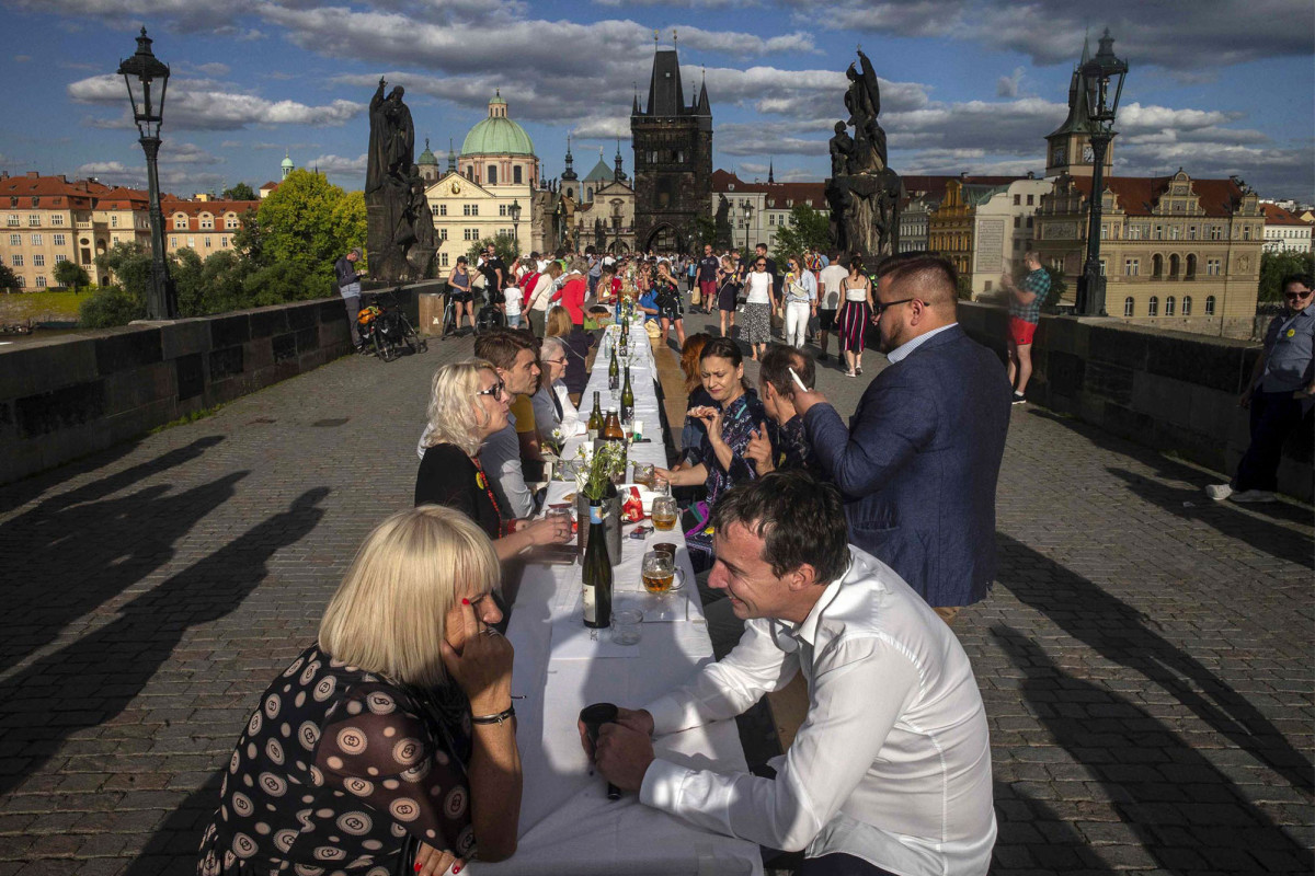 Prague celebrates end of crash with big dinner party