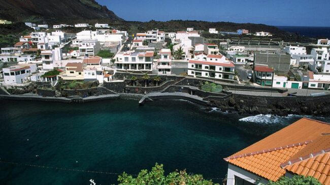 Canary Island shuts down beaches after coronavirus second wave - World News