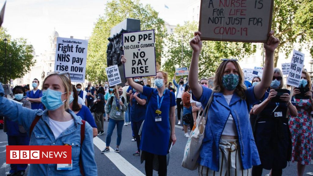 Nurses and NHS staff protest over pay rise 'snub'